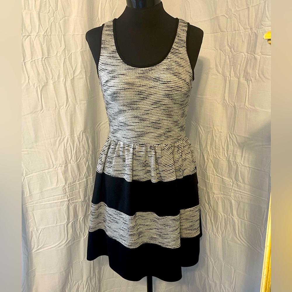 Women’s sleeveless black an white dress with sewn in slip